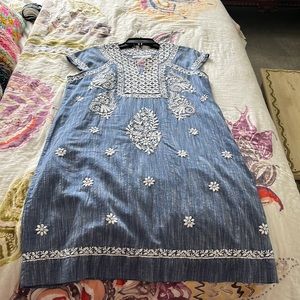 Beautiful chambray dress. Fitted in the bust and loose in the midsection.